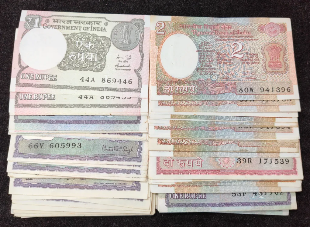 1 Rupee & 2 Rupees Old Issue Mix Governor Mix Year UNC Rare (100 Note Lott)