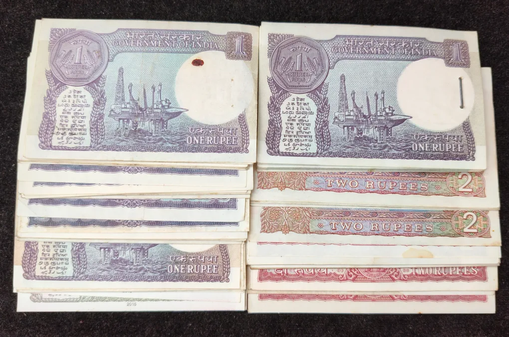 1 Rupee & 2 Rupees Old Issue Mix Governor Mix Year UNC Rare (100 Note Lott)