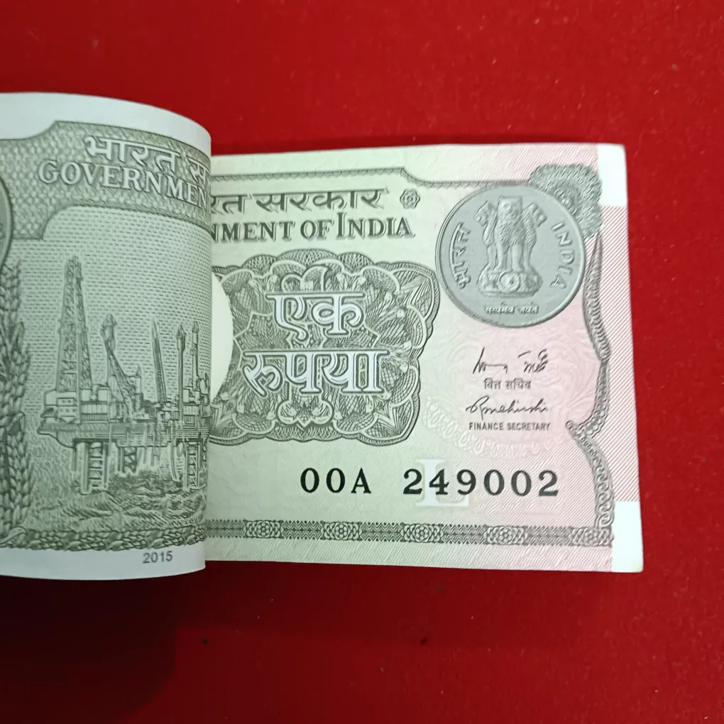 One Rupees Rare Prefix OOA Year 2015 Year Finance Minister Rajeev Mehrishi 249001