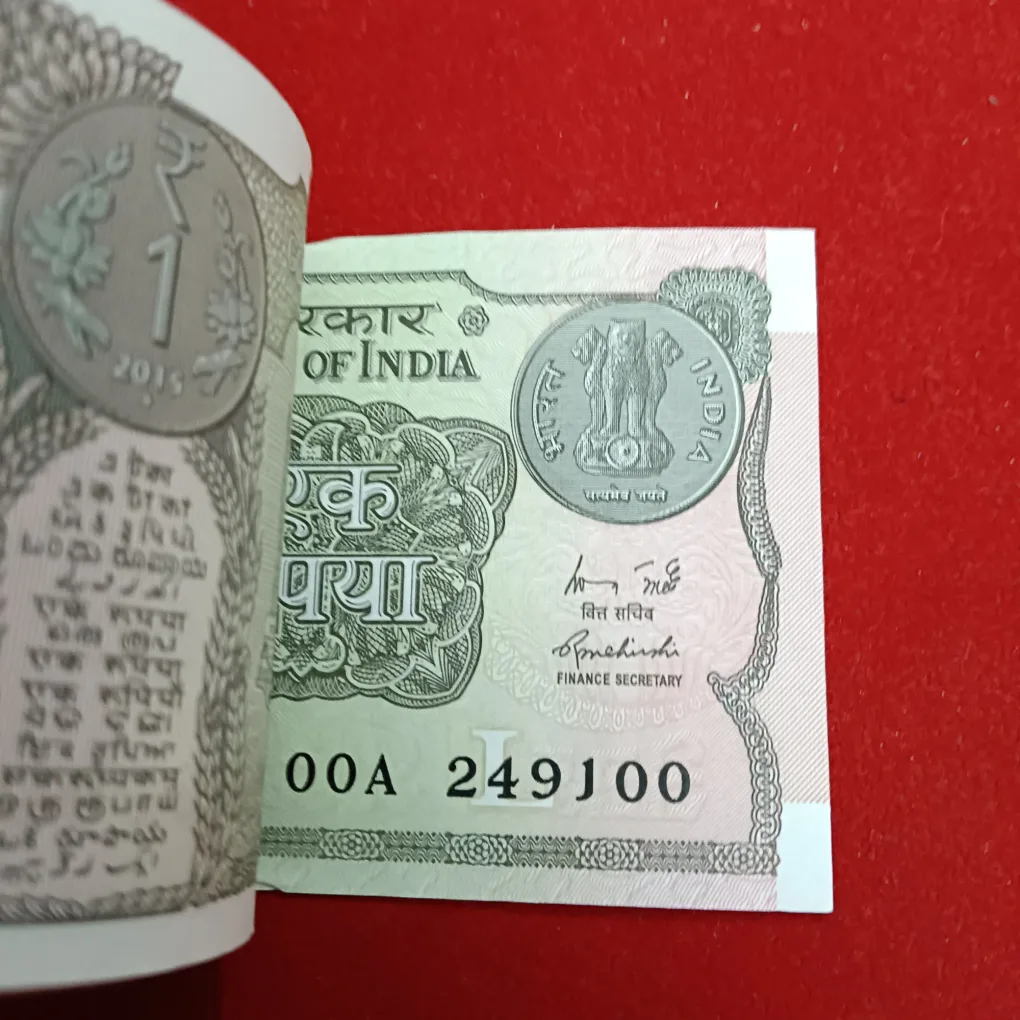 One Rupees Rare Prefix OOA Year 2015 Year Finance Minister Rajeev Mehrishi 249001