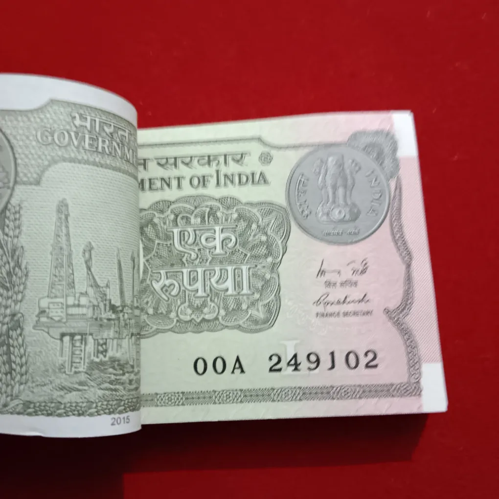 One Rupees Rare Prefix OOA Year 2015 Year Finance Minister Rajeev Mehrishi 249101