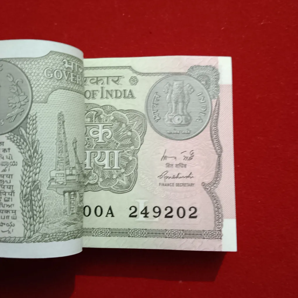 One Rupees Rare Prefix OOA Year 2015 Year Finance Minister Rajeev Mehrishi 249201