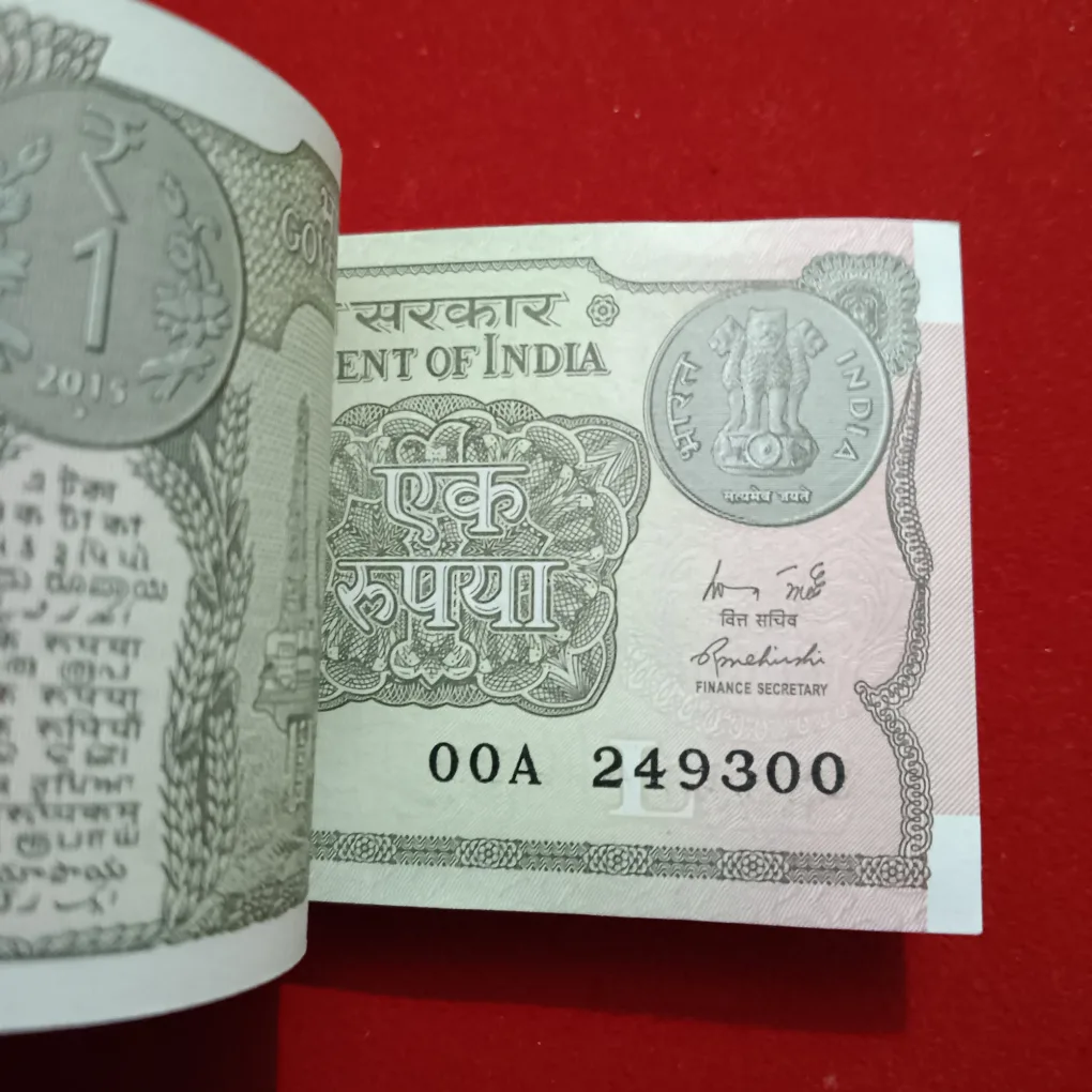 One Rupees Rare Prefix OOA Year 2015 Year Finance Minister Rajeev Mehrishi 249201