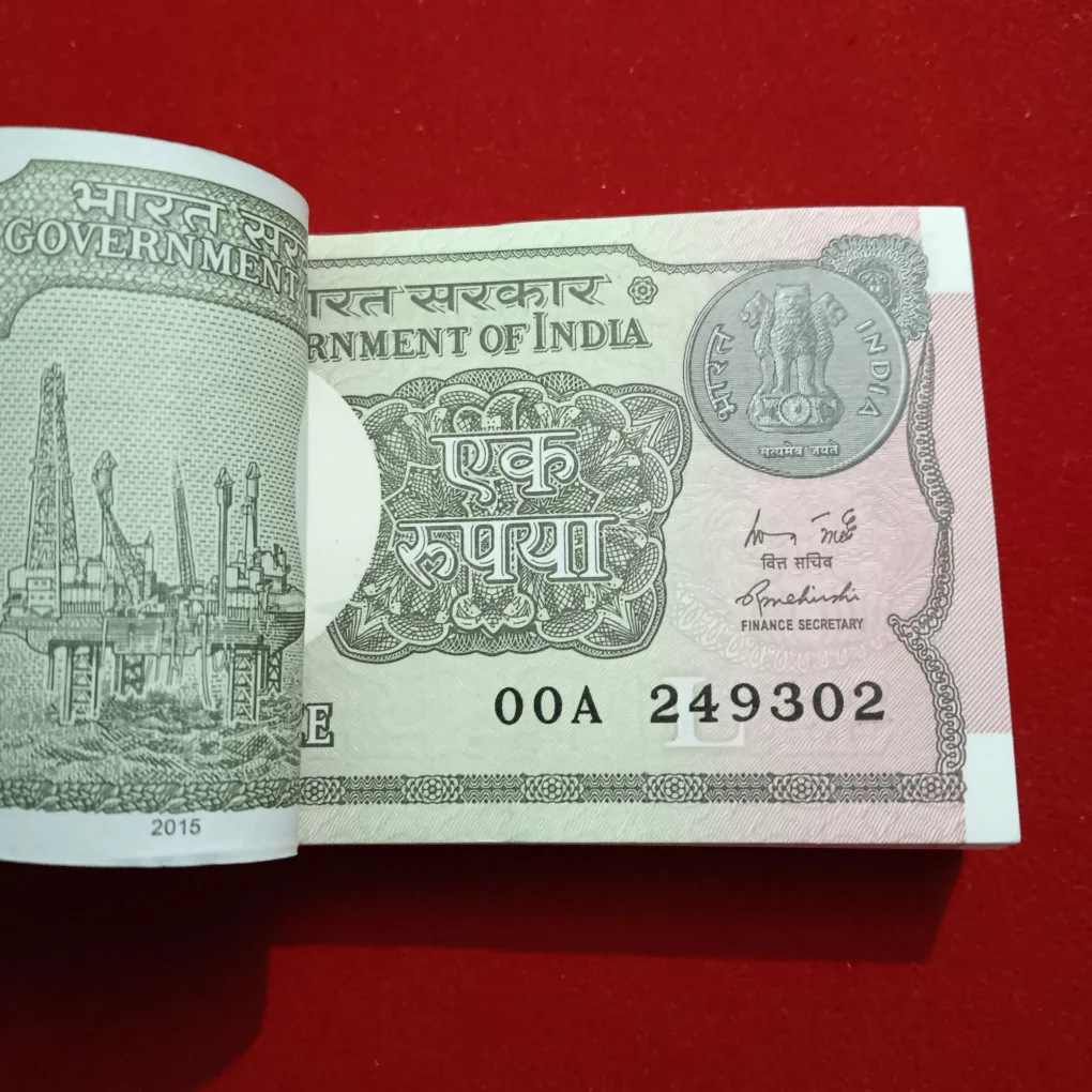 One Rupees Rare Prefix OOA Year 2015 Year Finance Minister Rajeev Mehrishi 249301
