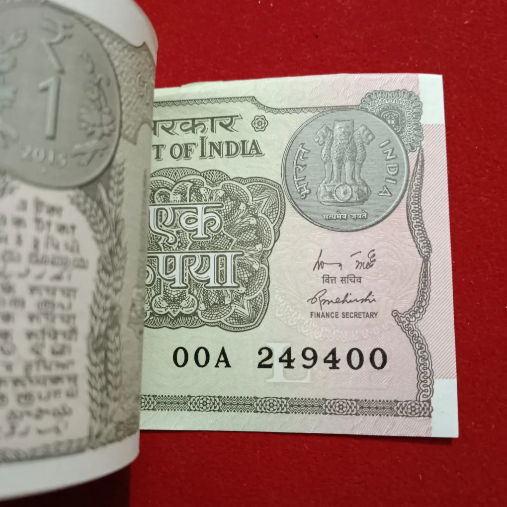 One Rupees Rare Prefix OOA Year 2015 Year Finance Minister Rajeev Mehrishi 249301
