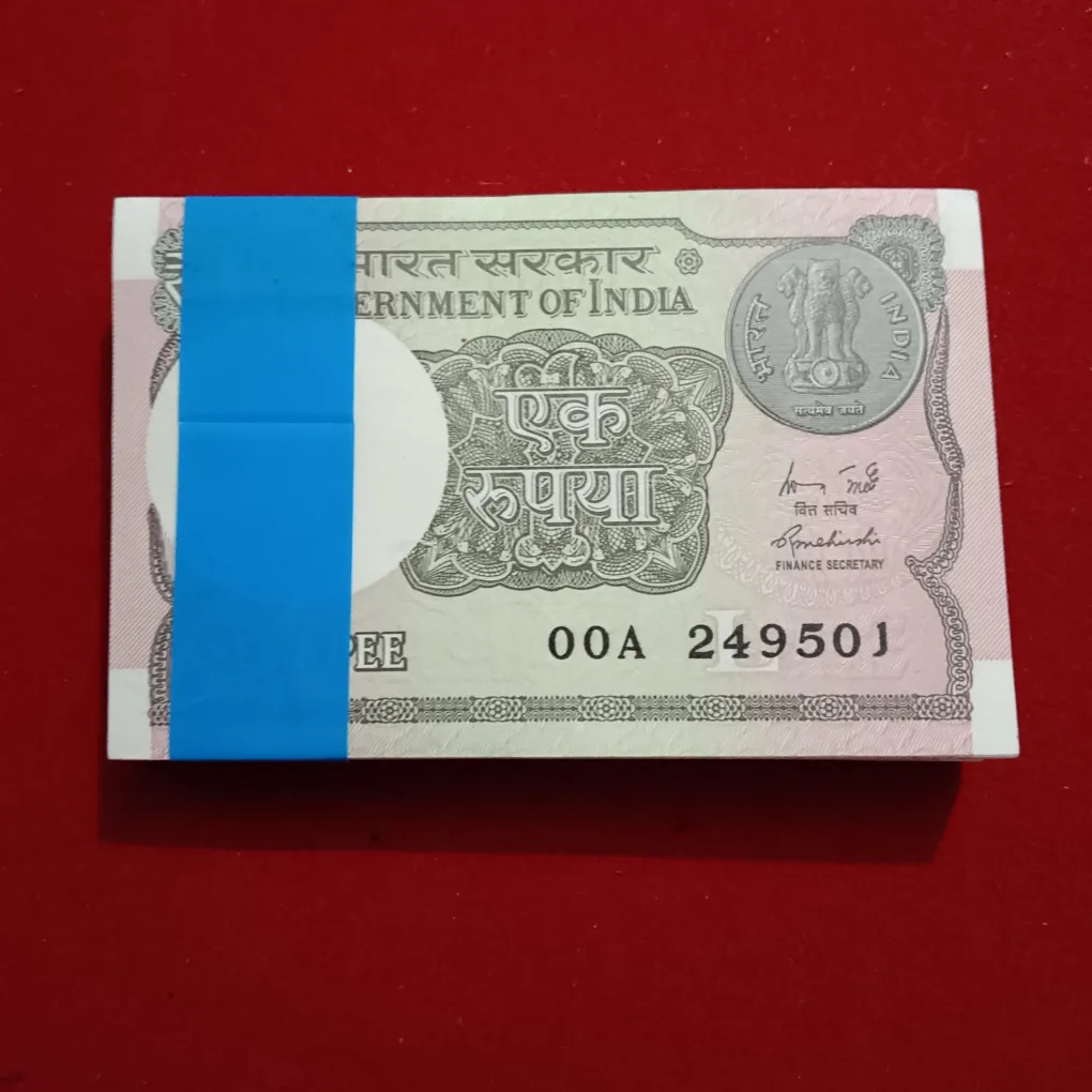 One Rupees Rare Prefix OOA Year 2015 Year Finance Minister Rajeev Mehrishi 249501