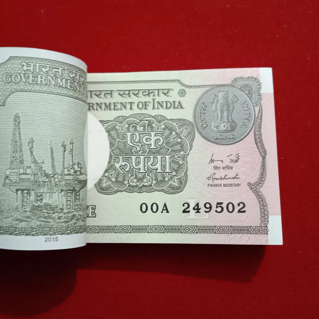 One Rupees Rare Prefix OOA Year 2015 Year Finance Minister Rajeev Mehrishi 249501