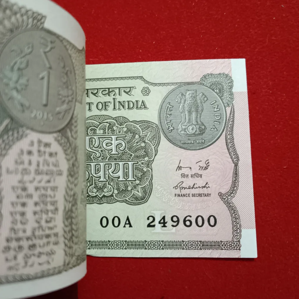 One Rupees Rare Prefix OOA Year 2015 Year Finance Minister Rajeev Mehrishi 249501