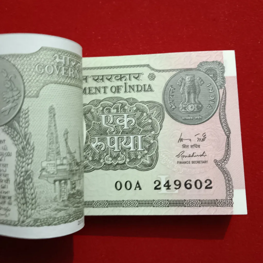 One Rupees Rare Prefix OOA Year 2015 Year Finance Minister Rajeev Mehrishi 249601
