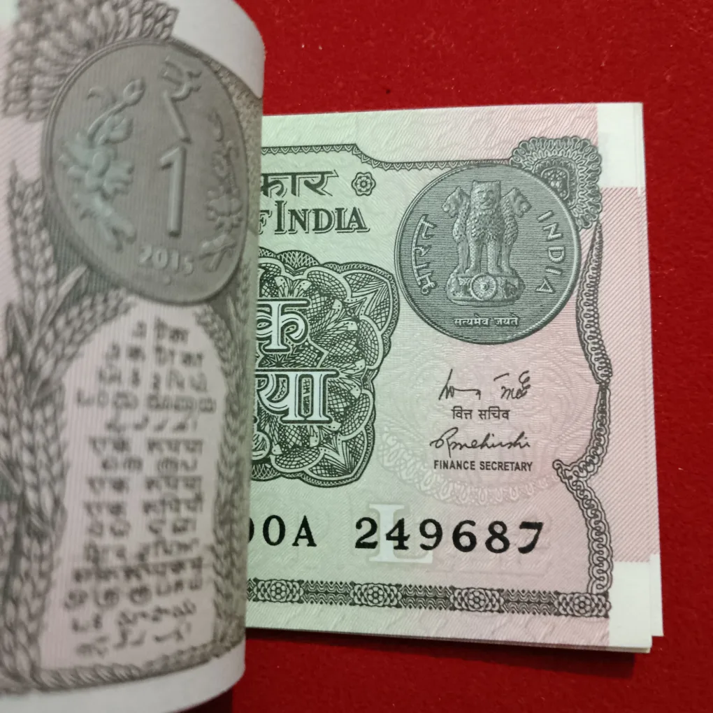 One Rupees Rare Prefix OOA Year 2015 Year Finance Minister Rajeev Mehrishi 249601