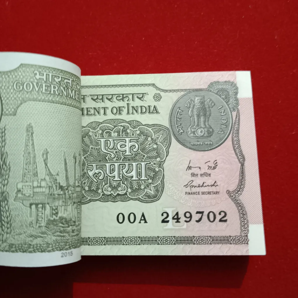 One Rupees Rare Prefix OOA Year 2015 Year End 786 Finance Minister Rajeev Mehrishi 249601