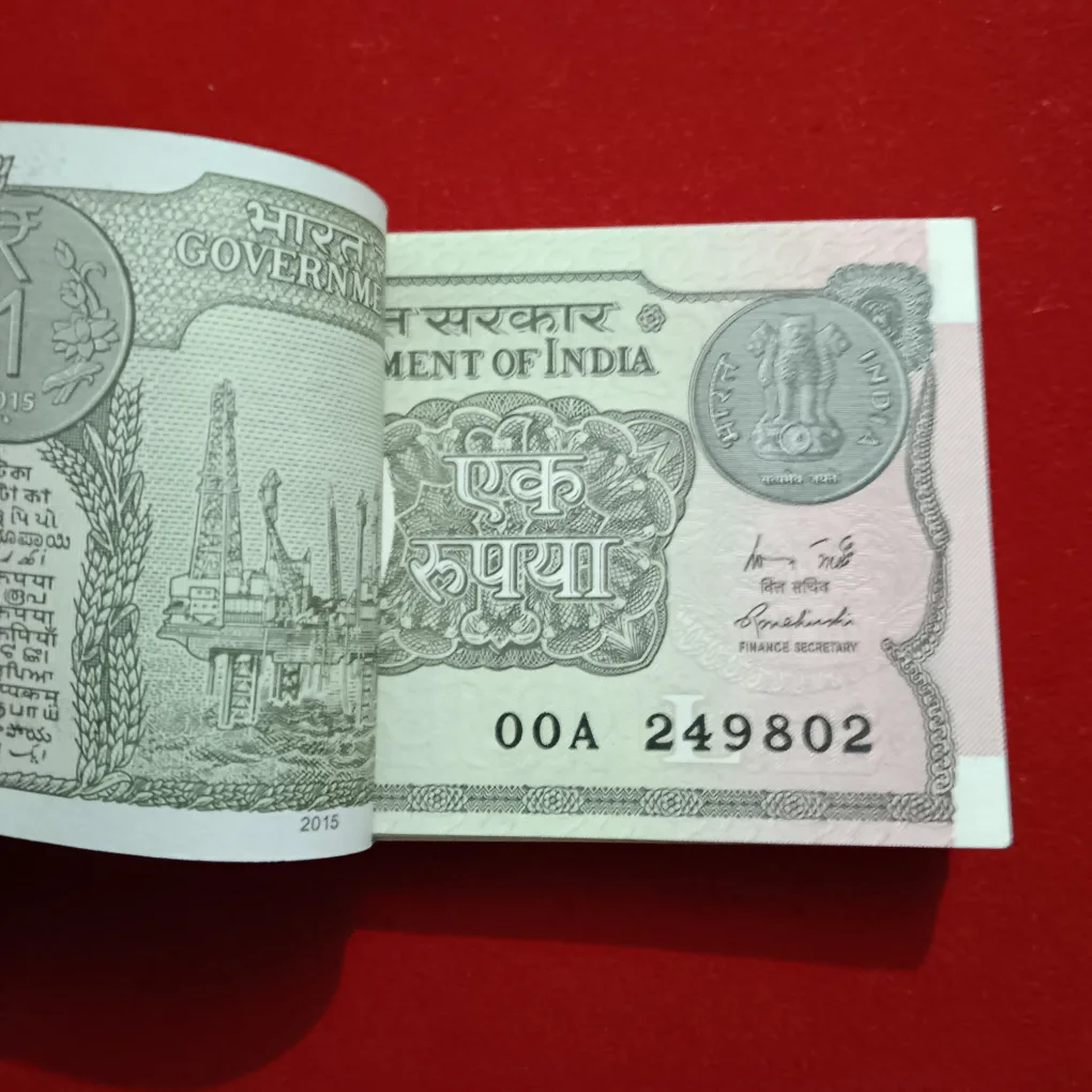 One Rupees Rare Prefix OOA Year 2015 Year Finance Minister Rajeev Mehrishi 249801
