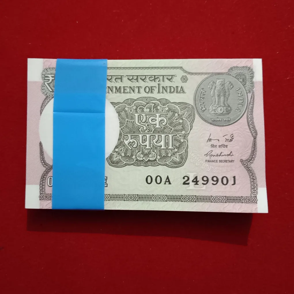 One Rupees Rare Prefix OOA Year 2015 Year Finance Minister Rajeev Mehrishi 249901