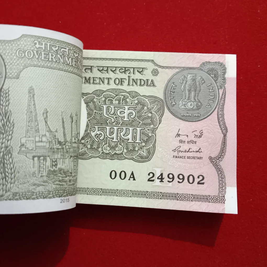 One Rupees Rare Prefix OOA Year 2015 Year Finance Minister Rajeev Mehrishi 249901