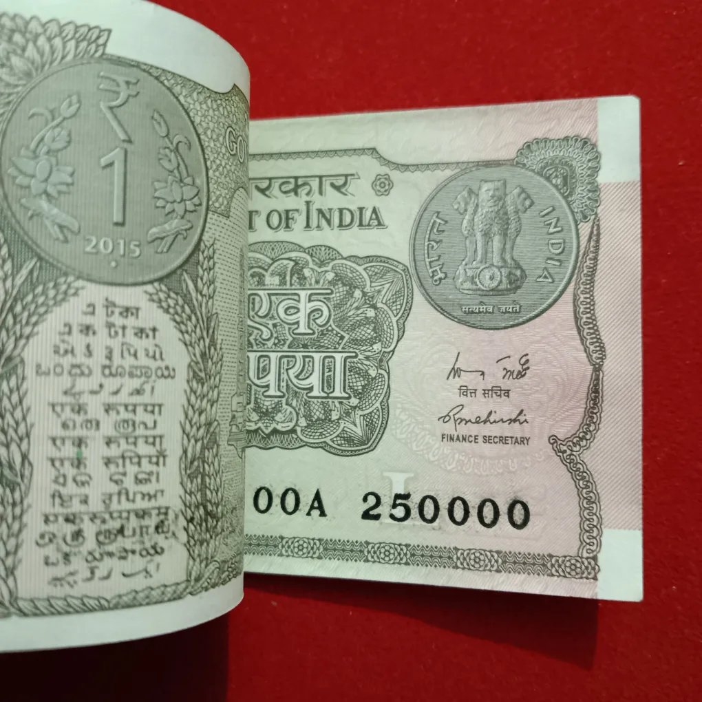 One Rupees Rare Prefix OOA Year 2015 Year Finance Minister Rajeev Mehrishi 249901