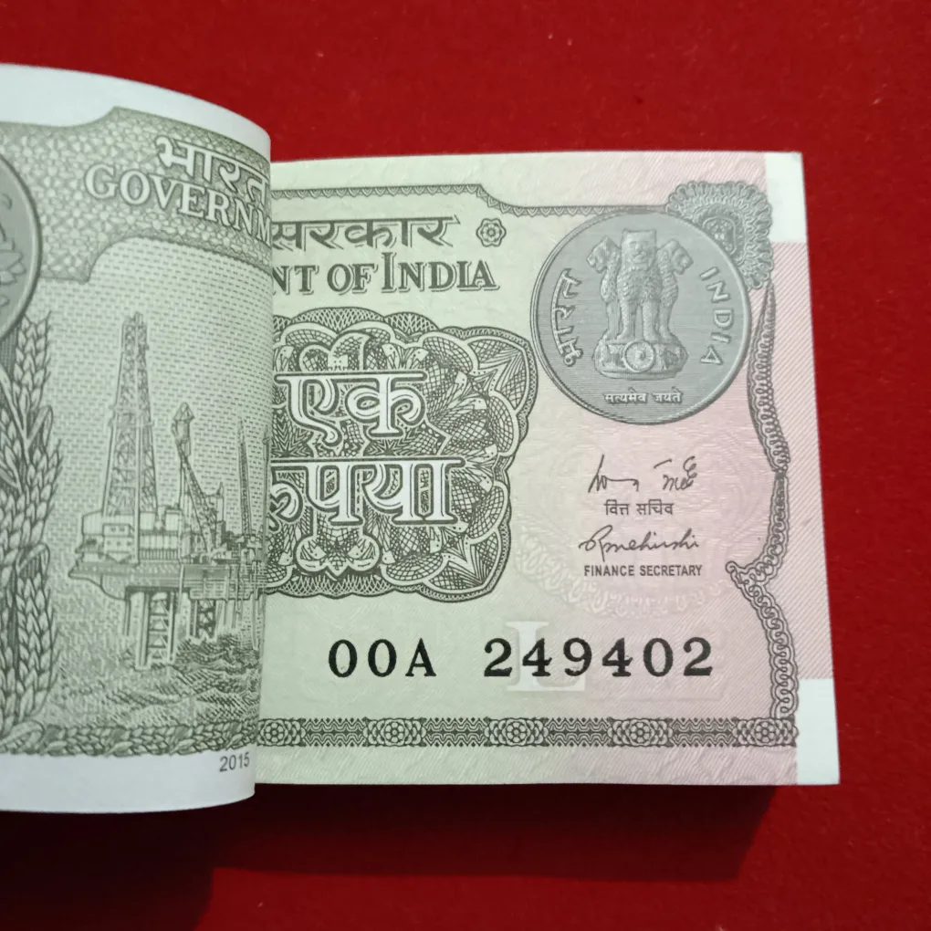 One Rupees Rare Prefix OOA Year 2015 Year Finance Minister Rajeev Mehrishi 249401