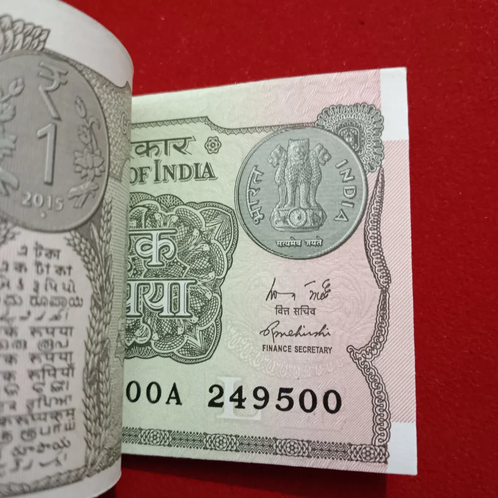 One Rupees Rare Prefix OOA Year 2015 Year Finance Minister Rajeev Mehrishi 249401