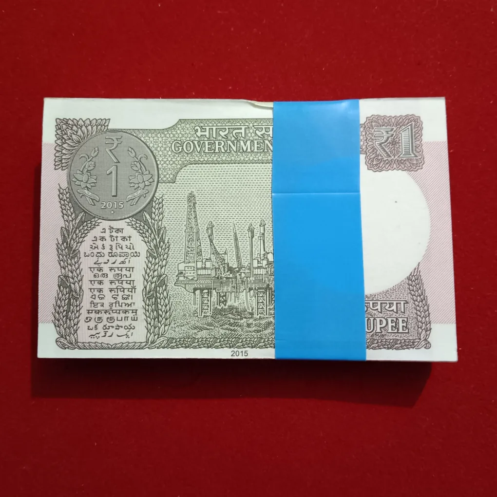 One Rupees Rare Prefix OOA Year 2015 Year Finance Minister Rajeev Mehrishi 249401