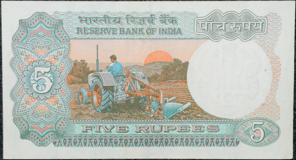 5 Rupees of Republic India (AD 1985-1990) with Farmer ploughing with a tractor while sun is rising - R.N. Malhotra Signature