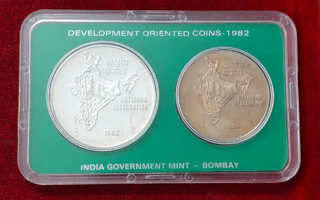 1982 - Development Oriented Coins Proof 2 Coins Set ( Rs.100, Rs.10 ) Bombay Mint (Mumbai)
