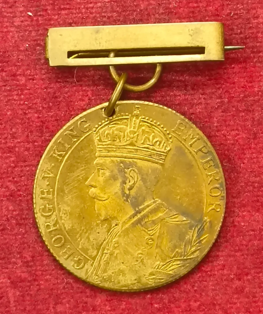 British - India ( For Freedom and Honour of King) George V (1914-1919) UNC Medal With Clip