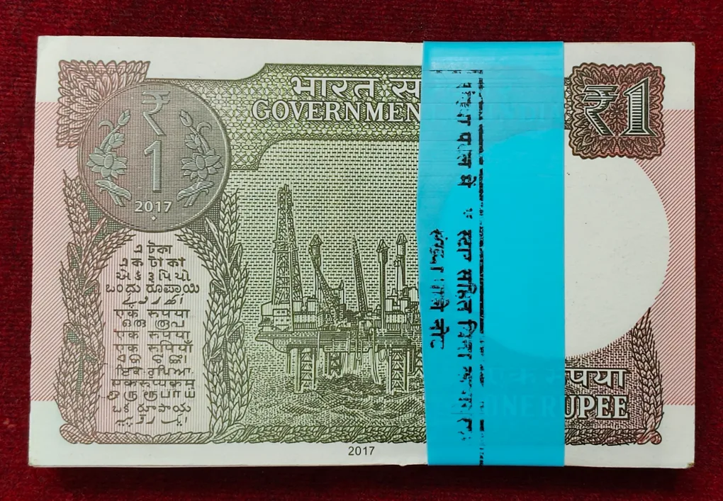 ONE RUPEES  2017 GOVERNOR  SHAKTIKANTA DAS RARE SERIAL PACKET ( LAST NOTE *STAR)