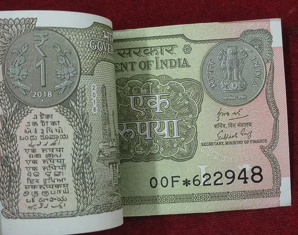 2018 One Rupees Governor Subhash Garg Rare Unc (100 Note) Serial Packet (With One Note Star)