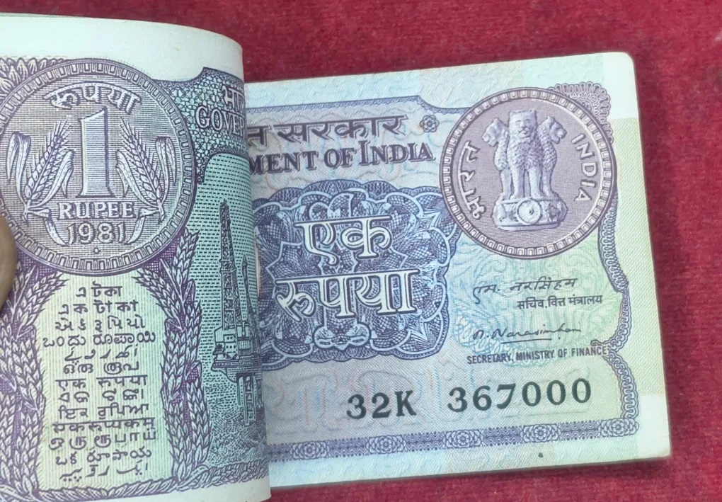 One Rupees 1981 Governor M Narasimham Rare (100 Note) Serial Packet