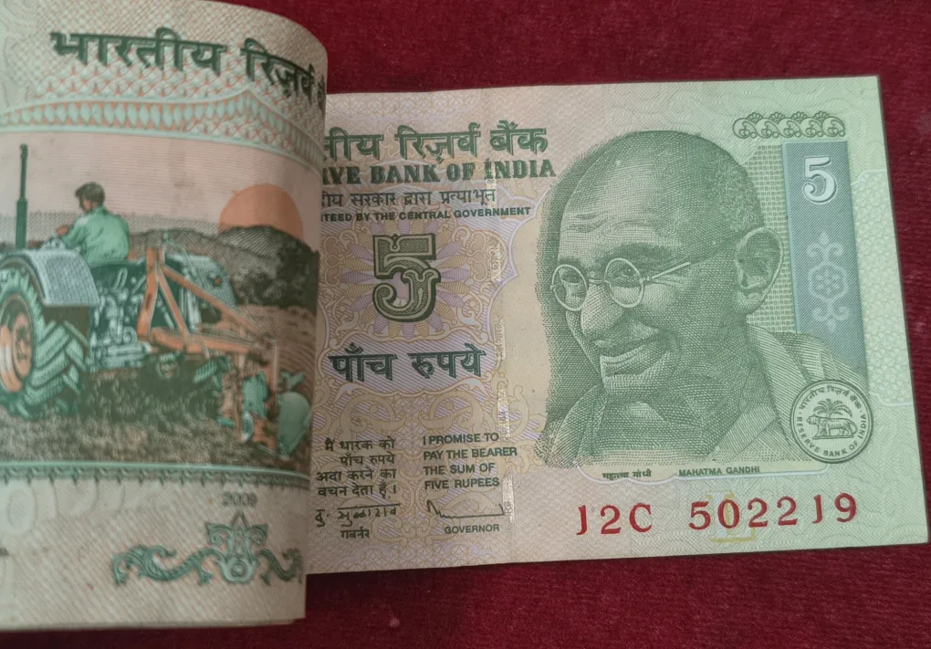 5 Rupees (Gandhi) Governor D. Subbarao Rare (98 Note) Serial Packet