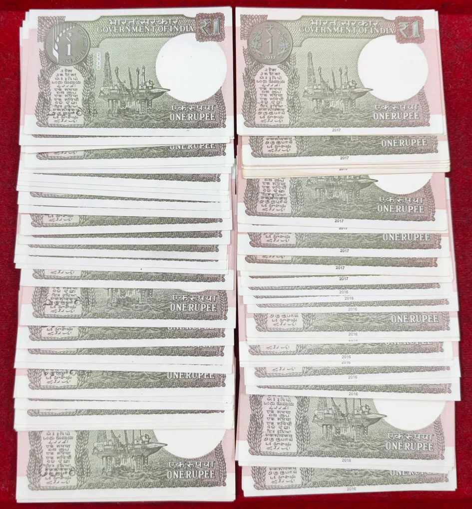 One Rupees Mix Governor Mix Year Rare Unc Non-Serial (100 Note) Packet