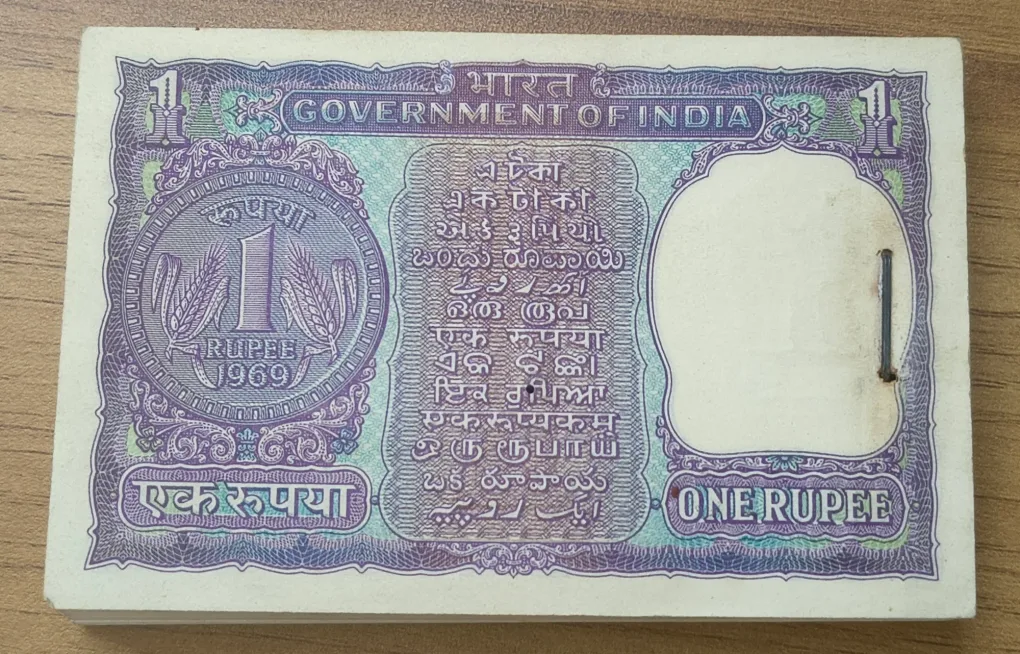 ONE RUPEES 1969 GOVERNOR I.G.PATEL RARE SERIAL PACKET ( HOLE PACKET)