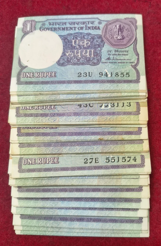 ONE RUPEES OLD ISSUE UNC 100 NOTE PACKET (  NON-SERIAL)