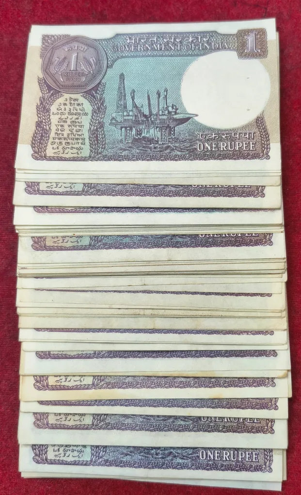ONE RUPEES OLD ISSUE UNC 100 NOTE PACKET (  NON-SERIAL)