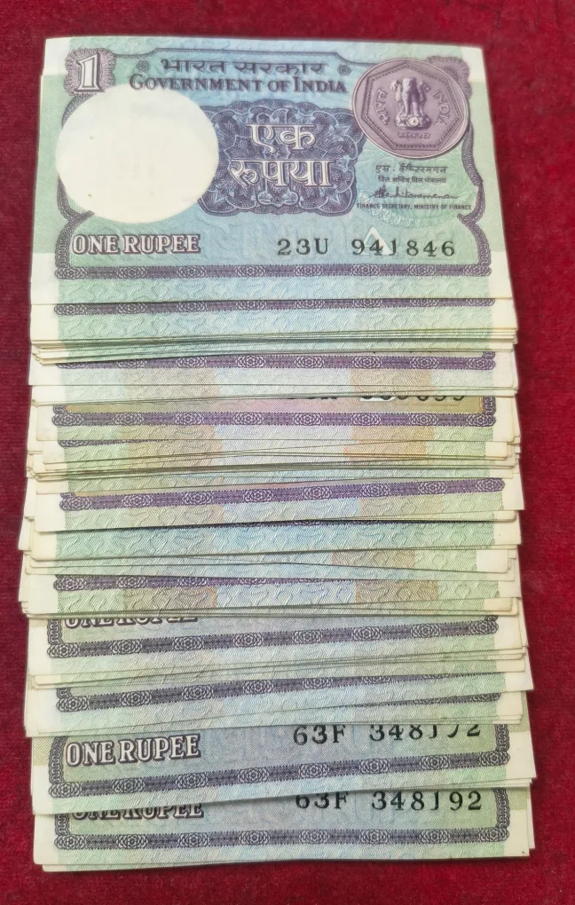 ONE RUPEES OLD ISSUE UNC 100 NOTE PACKET (  NON-SERIAL)