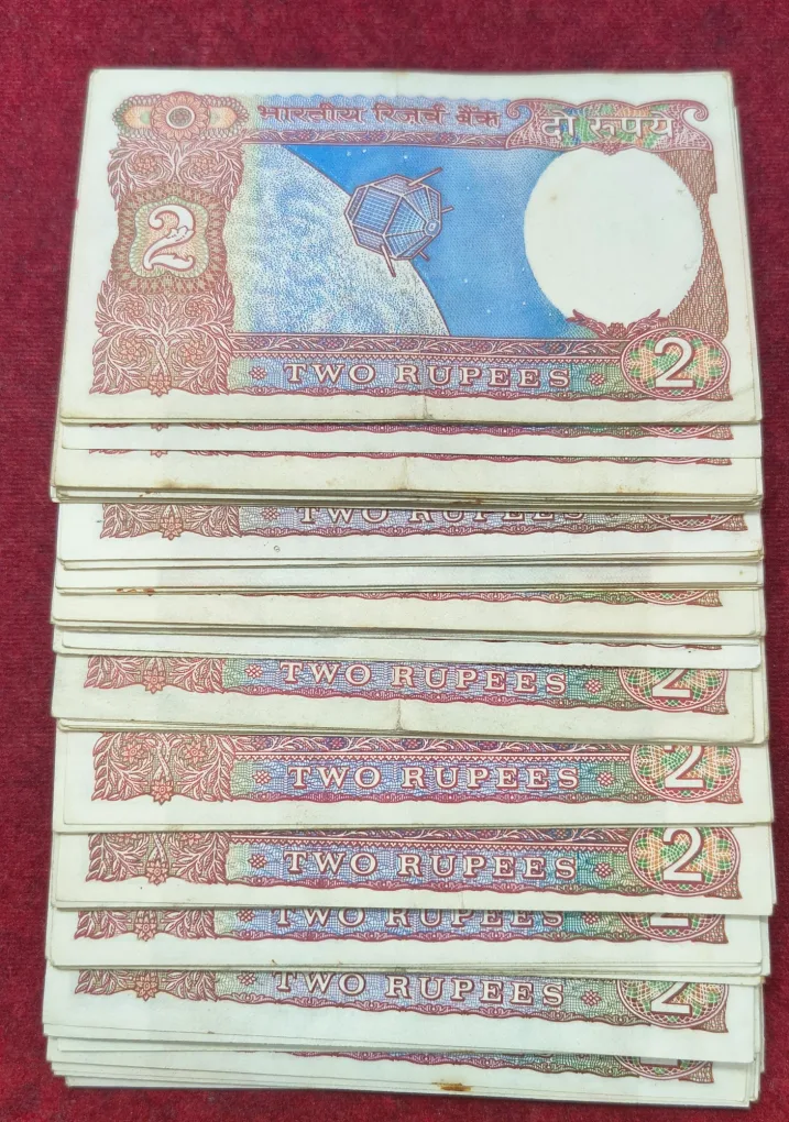 TWO RUPEES OLD ISSUE UNC 100 NOTE PACKET (  NON-SERIAL)
