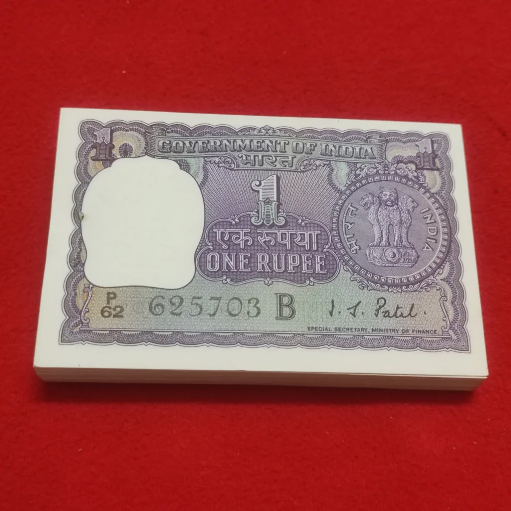 ONE RUPEE PACKET A-19 -STARTING 62,62 NUMBER -FINANCE SECRETARY I. G. PATEL -ISSUE DATE 1968 -LOOSE CHOCOLATE CONDITION PACKET -SERIAL NUMBER ENDING 703 TO 799 WITHOUT 786 NUMBER -5 NOTE SERIAL PRICE